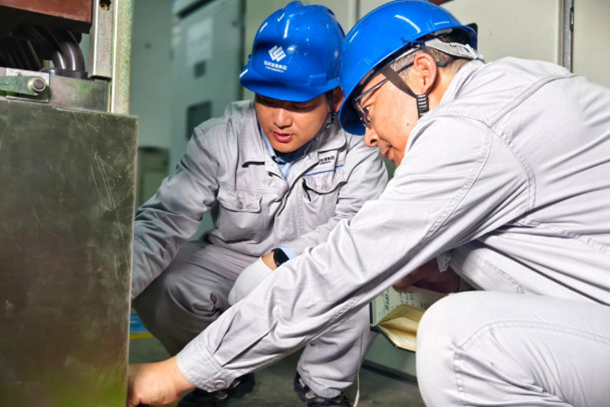 1758523140158052009.jpg 图为配电班QC小组成员现场查找断路器机械特性试验效率低的原因.jpg